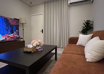 استديو بأثاث مريح وبسيط 