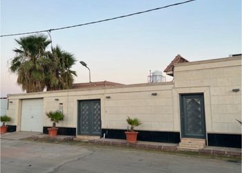 شالية بمجلس مطل على المسبح 
