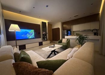 شقة بتصميم فاخر وصالة أنيقة 