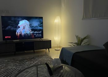 شقة بصالة أنيقة ودخول ذاتي 