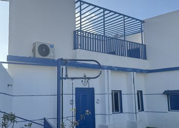 شاليه بجلسة خارجية وألعاب أطفال