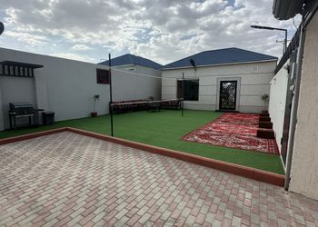 شاليه بجلسة تطل على مسبح خارجي 