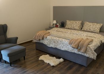 مزرعة بمسطح اخضر و مسبح