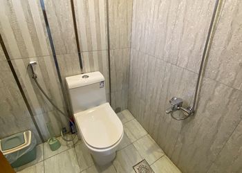 شاليه بمسطح اخضر ومسبح