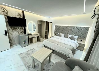 استديو بسرير ماستر وجلسة جانبية