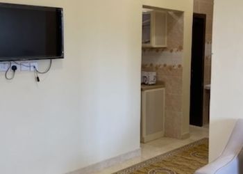 شقة بغرفة معيشة وغرفتين نوم 