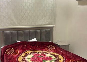 شقة بصالة ومجلس وغرفتين نوم 