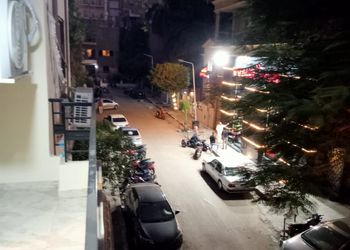 شقة بصالة وثلاث غرف نوم