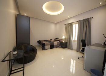استديو بأثاث مريح وبسيط 
