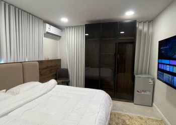 استديو بأثاث مريح وبسيط 