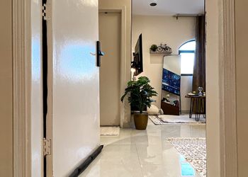 استديو بأثاث مريح وبسيط 