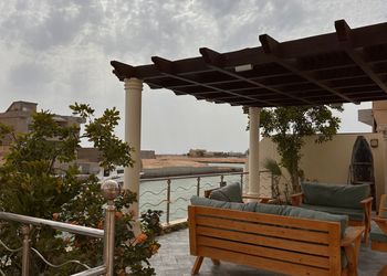 شاليه بمسبح خارجي وغرف نوم 
