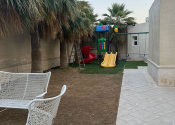 شاليه بمسطح اخضر ومسبح