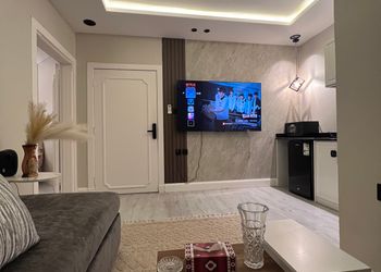 شقة بتصميم أنيق وصالة مريحة 