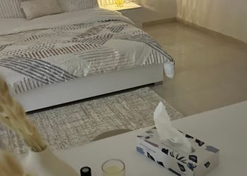 شقه هاديه بغرفه وصاله وركن كوفي