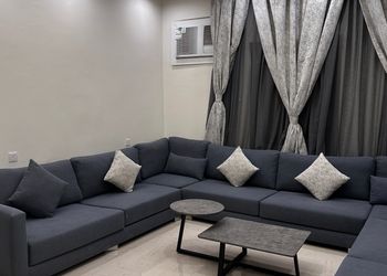 شقة بمجلس وغرفتين نوم 