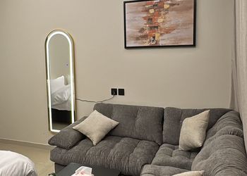 استديو بأثاث مريح وبسيط 