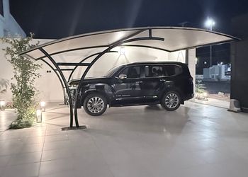 استراحة بمجلس وفناء خارجي 