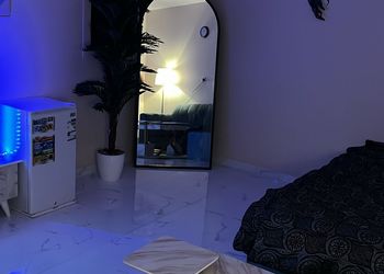 استديو بسرير ماستر وجلسة جانبية