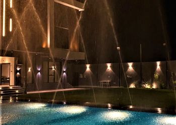 شاليه بمسطح اخضر وجلسة خارجية 