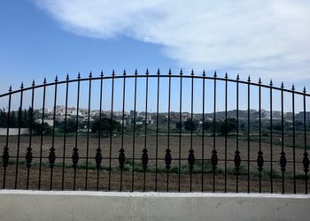 شقة بصالة مريحة وغرفة نوم 