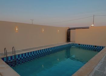 شاليه بألعاب أطفال ومسبح