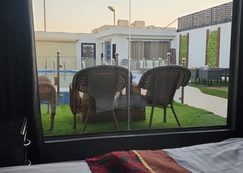 شاليه بمسطح اخضر وجلسة خارجية 