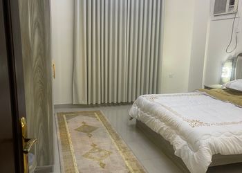 شقة بغرفة معيشة وغرفتين نوم 