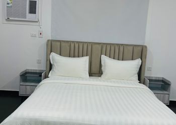استديو بأثاث مريح وبسيط 