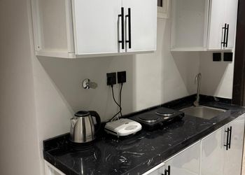 شقة بغرفة معيشة وغرفة نوم 