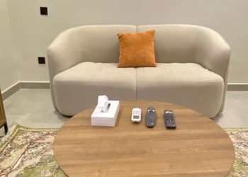 استديو بأثاث مريح وبسيط 