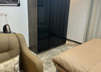 استديو بسرير ماستر وجلسة مريحة 