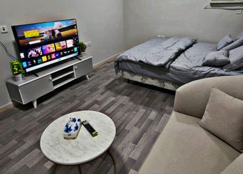 استديو بسرير ماستر وأثاث مريح 