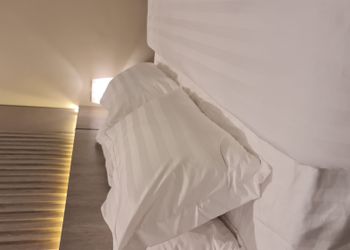 شقة بغرفة معيشة وغرفة نوم