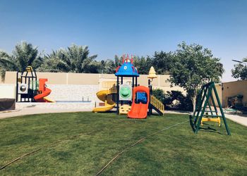 استراحة بمسطح اخضر والعاب اطفال