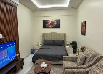 استديو بأثاث مريح وبسيط 