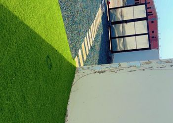 شاليه بصالة جلوس وفناء خارجي 