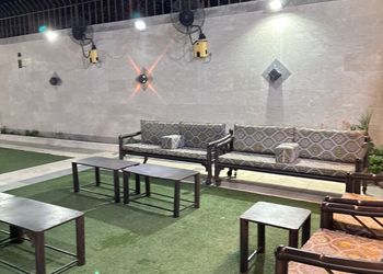 استراحة بمسبح خارجي وجلسة خارجية