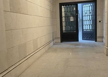 غرفة بأثاث مريح وبسيط 