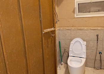 مزرعة بمسطحات خضراء وجلسة خارجية