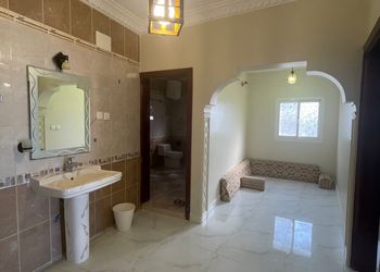 شقة بصالة مريحة وثلاث غرف نوم 