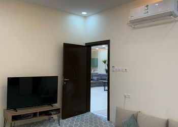 شاليه انيق ومسطح اخضر واسع