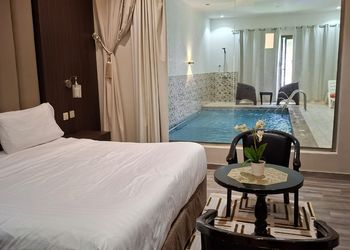 شاليه بغرفة نوم مطلة على المسبح 