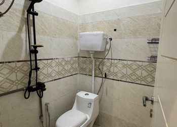 دور أرضي بفناء ومدخل سيارة 