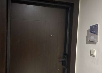 شقة بغرفة معيشة وغرفتين نوم 