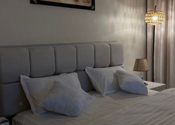 استديو بأثاث مريح وبسيط 