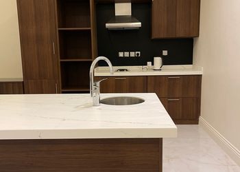 شاليه بمسطح اخضر وجلسة خارجية 