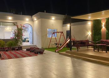 شالية بمجلس مطل على الفناء الخارجي 