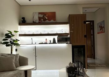 استديو بأثاث مريح وبسيط 