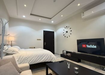 استديو بأثاث مريح وبسيط